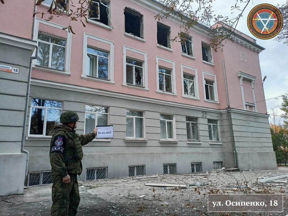 Последствия обстрела школы в Донецке. Фото: СЦКК ДНР