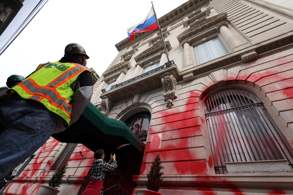 FAZ: Посольство России в Берлине закидали баллонами с красной краской