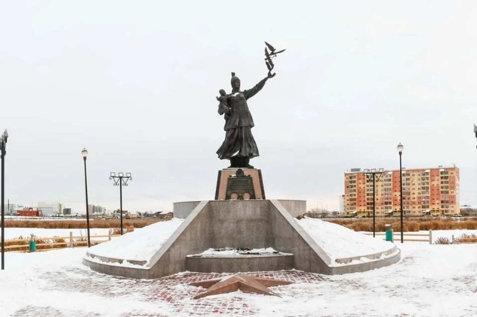 16 октября в Якутске традиционно возложат цветы к памятнику Матери. Фото: 2ГИС