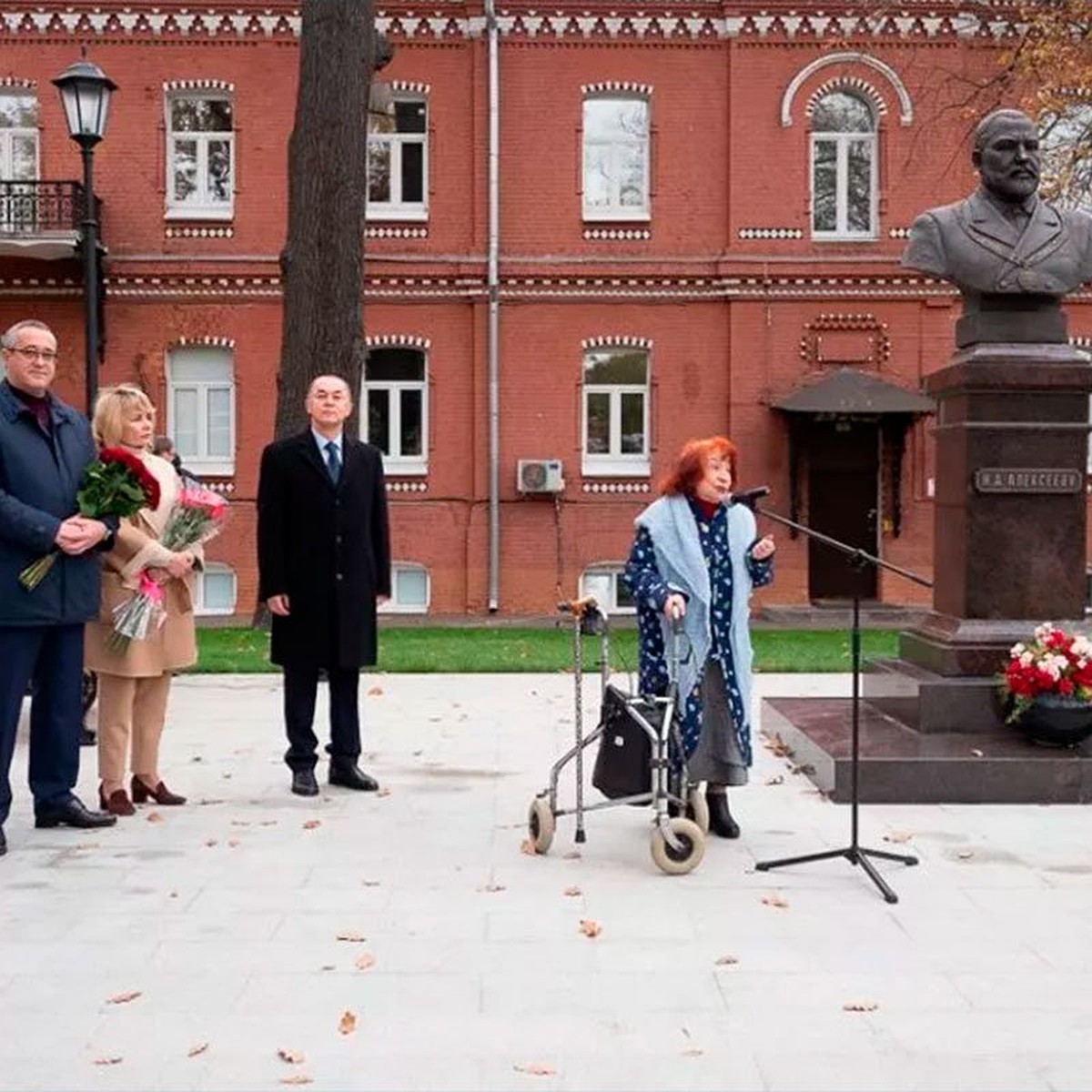 В писхиатрической больнице №1 открыли памятник трагически погибшему  меценату Алексееву - KP.RU