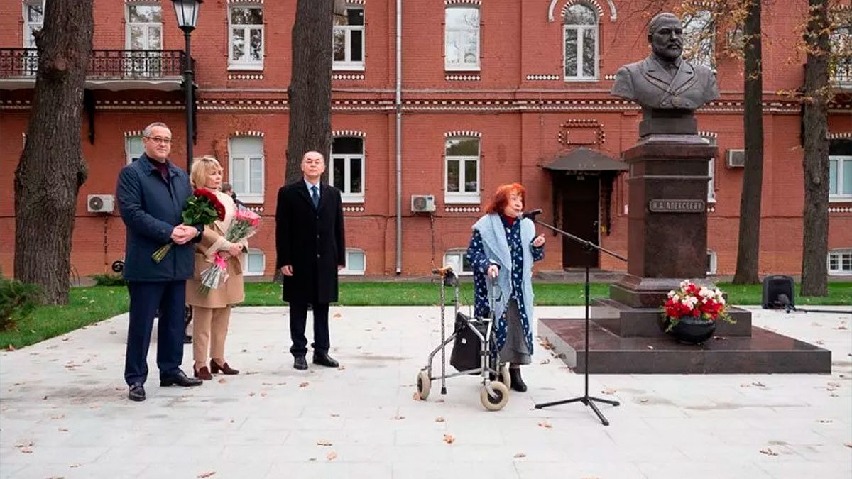 В писхиатрической больнице №1 открыли памятник трагически погибшему  меценату Алексееву - KP.RU