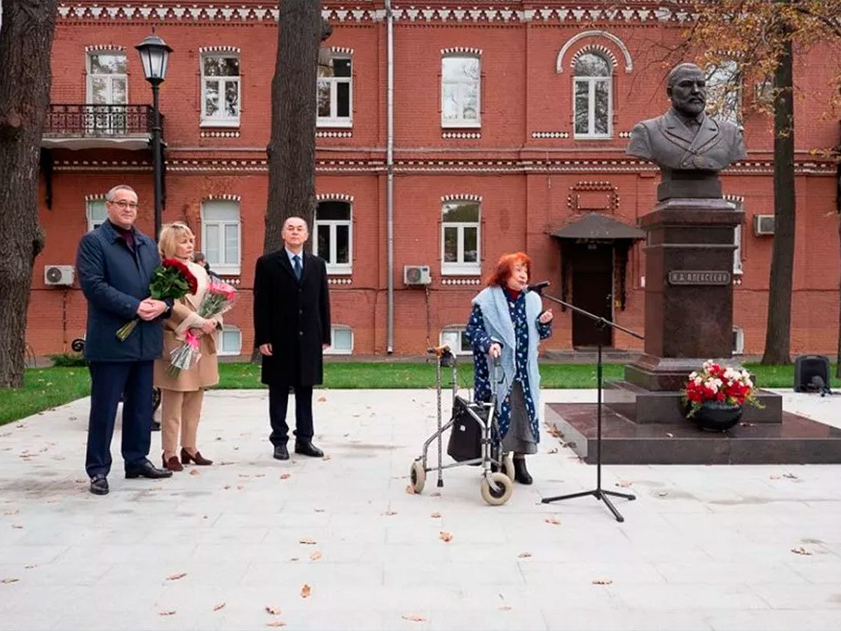 В писхиатрической больнице №1 открыли памятник трагически погибшему  меценату Алексееву - KP.RU