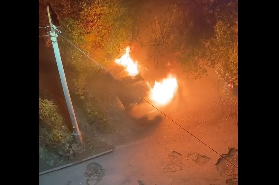 В ночь на 16 октября на улице Ленинского Комсомола в Рязани вспыхнул автомобиль.