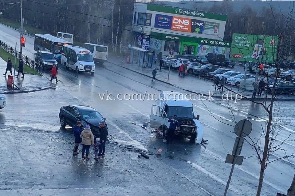 Чп дтп мурманск. Авария в Мурманске сегодня. Фото аварий на перекрестке.