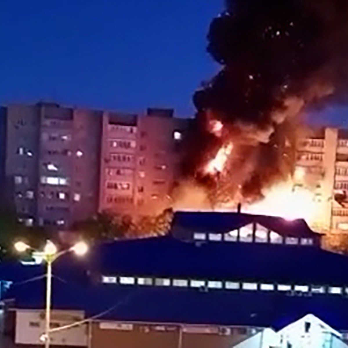 Видео падения самолета на жилой дом в Ейске: крушение Су-34 в Краснодарском  крае - KP.RU