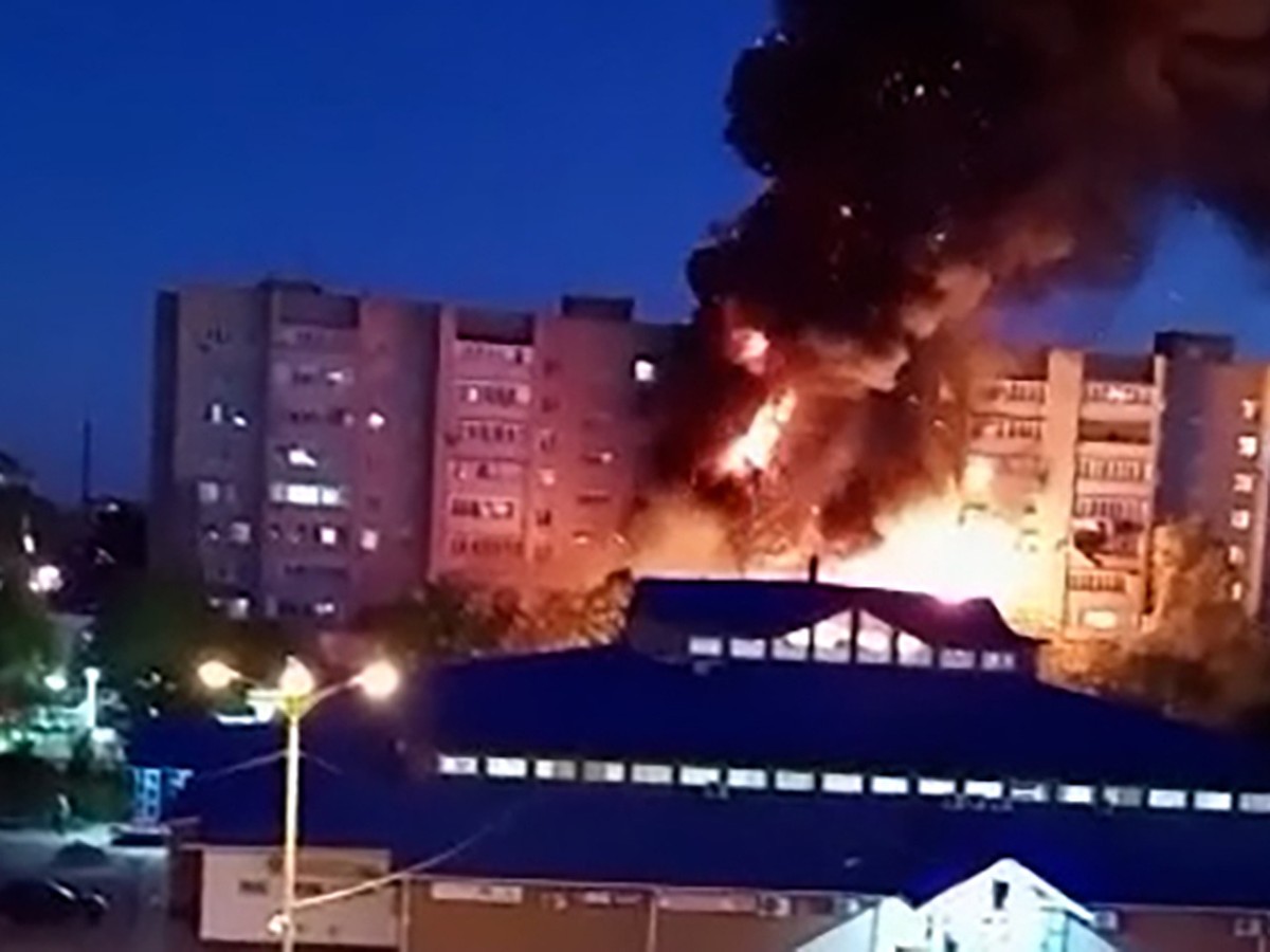 Видео падения самолета на жилой дом в Ейске: крушение Су-34 в Краснодарском  крае - KP.RU