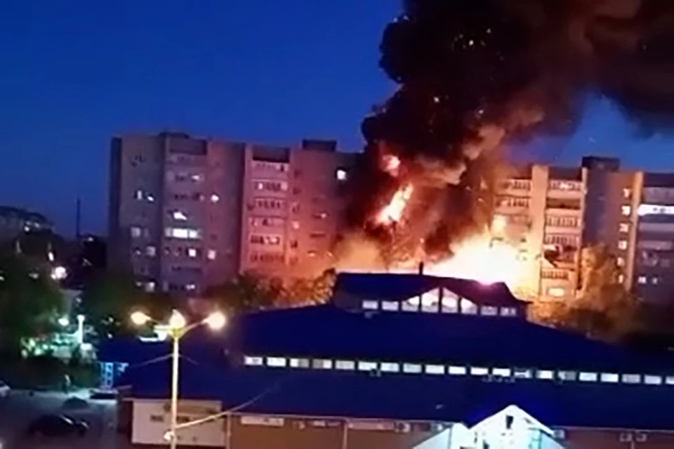 Видео падения самолета Су-34 на жилой дом в Ейске