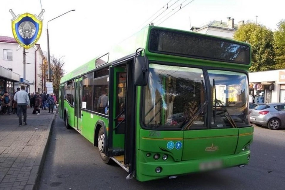 Женщина оказалась под колесами автобуса после того, как тот внезапно начал двигаться. Фото: СК