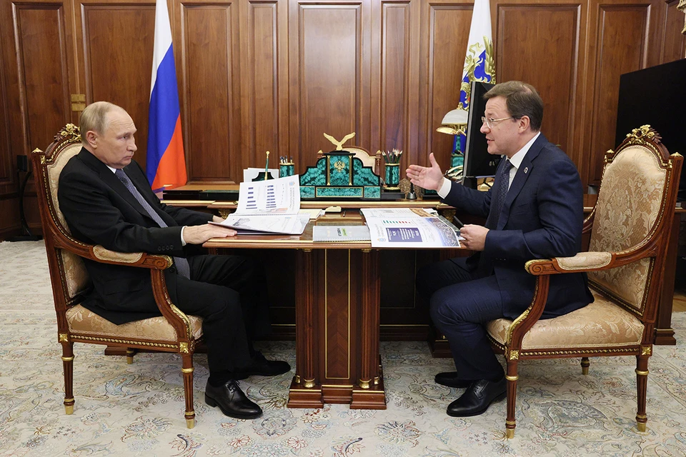 Владимир Путин встретился с губернатором Самарской области Дмитрием Азаровым. Фото: Гавриил Григоров/POOL/ТАСС