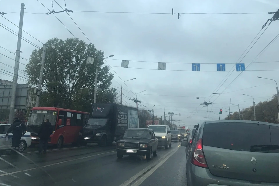 20 октября на Московском шоссе в Рязани, напротив Дворца торжеств, столкнулись грузовик ГАЗ и маршрутное такси №41. Фото: vk.com/ntrzn