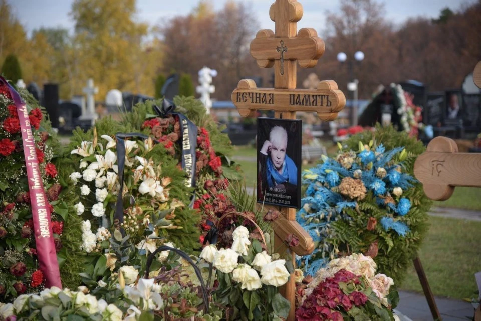 Место захоронения Бориса Моисеева на Троекуровском кладбище дополнительно не охраняется. Фото: ГБУ "Ритуал"