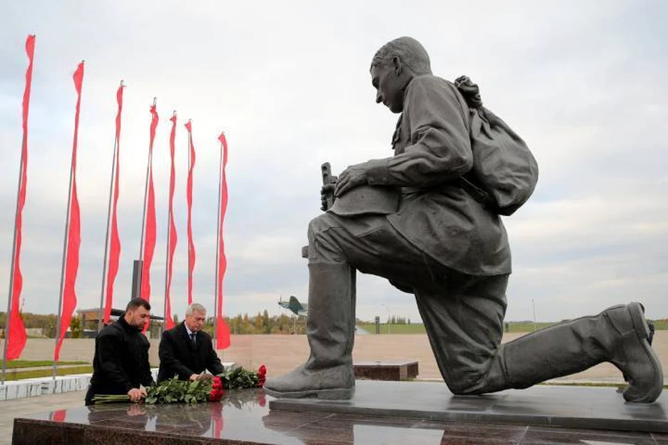 Василий Голубев и Денис Пушилин побывали на "Самбекских высотах". Фото: пресс-служба правительства РО