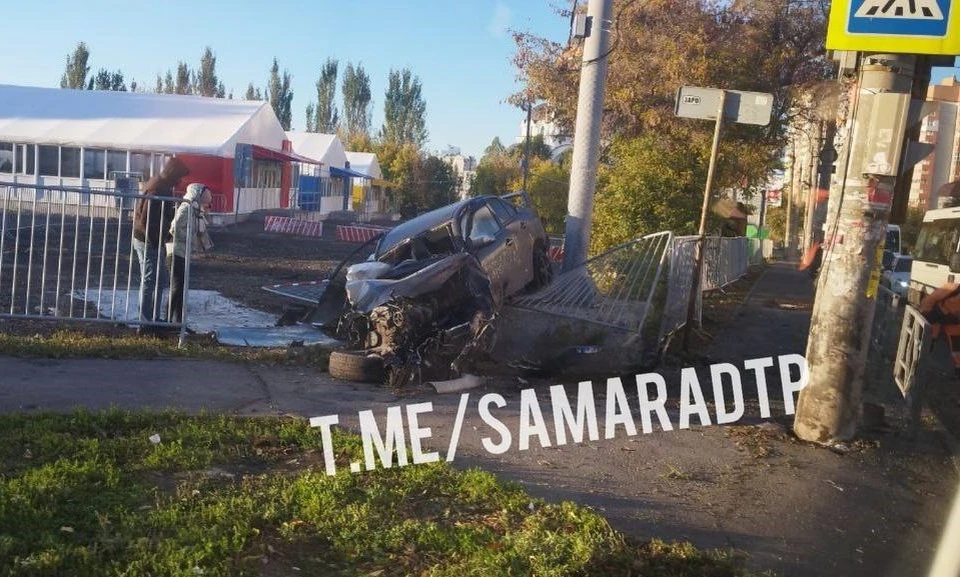 Полицейские устанавливают обстоятельства произошедшего и опрашивают очевидцев. Фото: телеграм-канал "СамараДТП"
