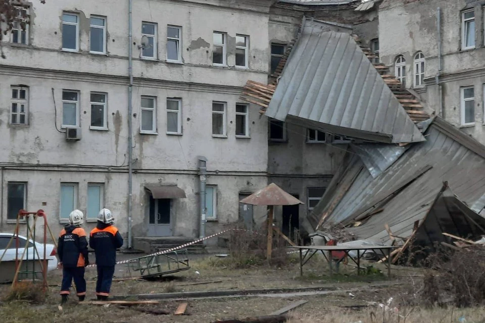 Крышу снесло ветром рано утром. Фото: ГУ МЧС России по НСО