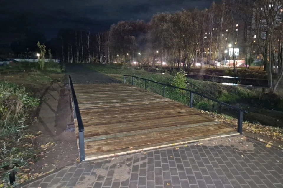 Мостик соединяет центральные дорожки в парке. Фото: vk.com/utkinpark43