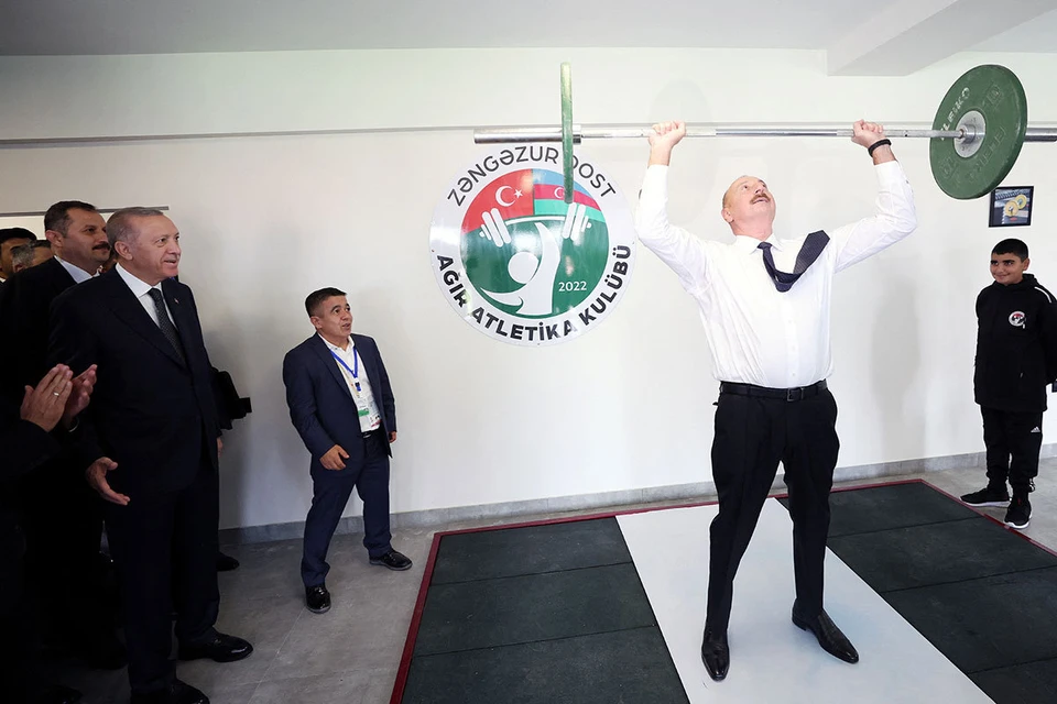 Президент Азербайджана Алиев и президент Турции Эрдоган в спортивном клубе города Зангилан в Нагорном Карабахе