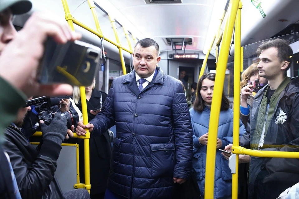 Вадим Шкабарня лично проконтролировал выход транспорта на линии в вечернее время. Фото: пресс-служба администрации Ростова.