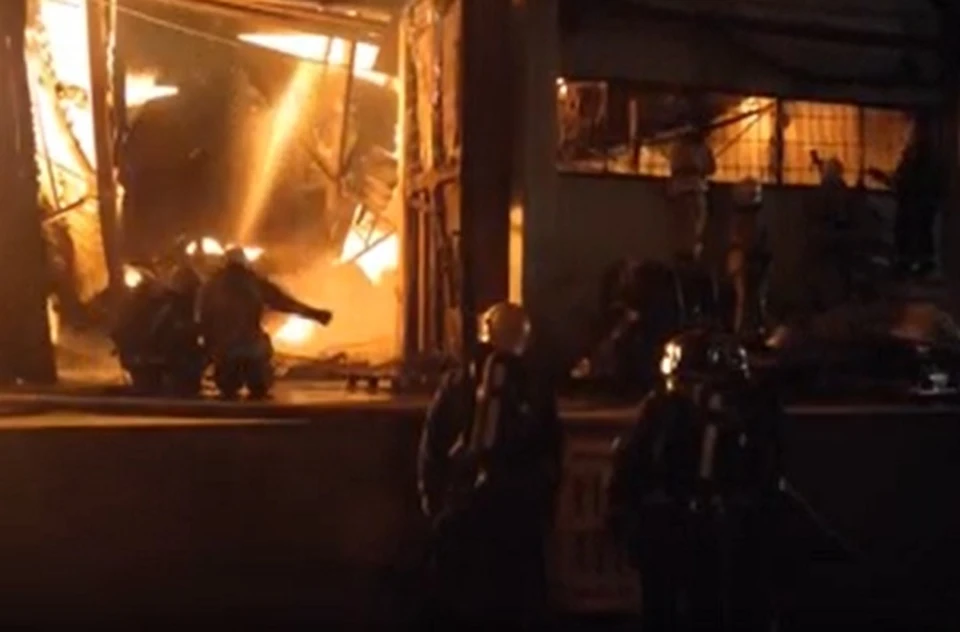 Вспыхнувший склад тушили с помощью пожарного поезда. Фото: Скриншот из видео