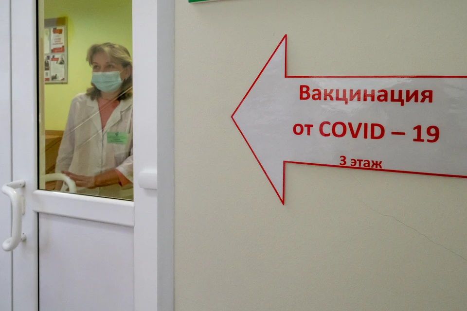 Волгоградцев начали прививать от коронавируса назальной вакциной в торговых центрах