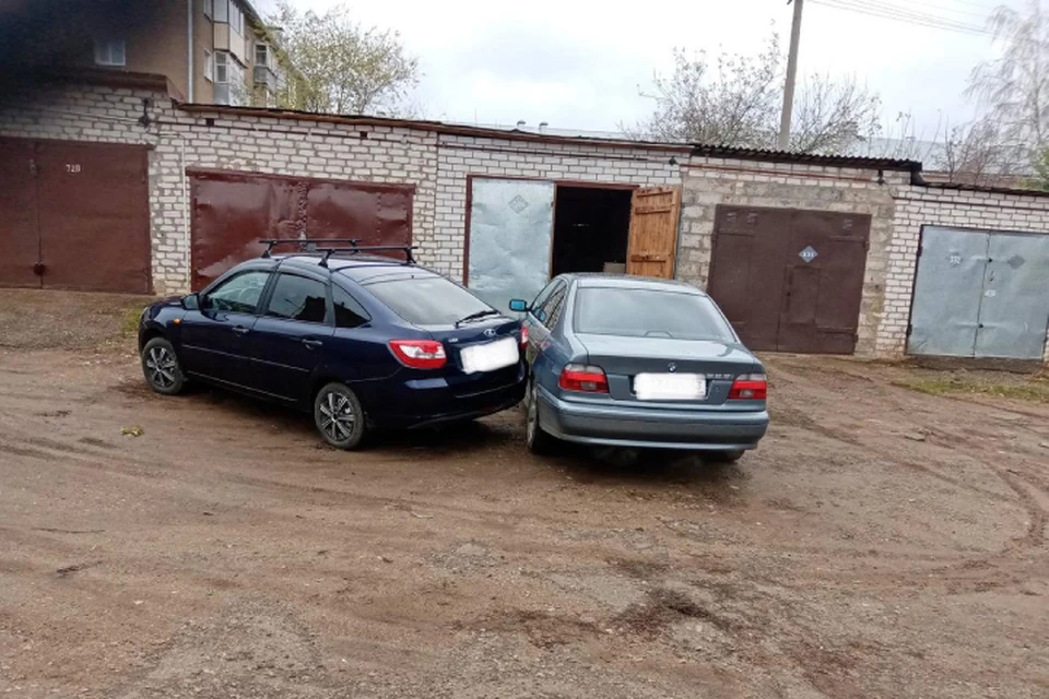 Автомобиль, припаркованный пенсионером, поехал вниз и прижал его к другой машине. Фото: ГИБДД Кировской области