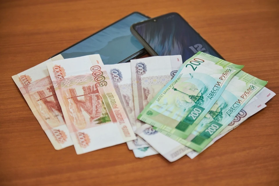 Работник салона сотовой связи продавал данные о звонках абонентов за энную сумму.