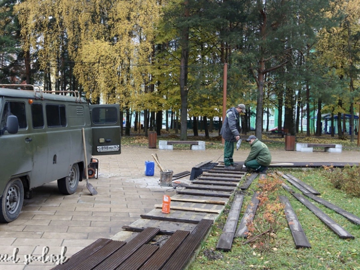 Специалисты «Зеленстроя» отремонтировали лавочки в парке Авиаторов в  Смоленске - KP.RU