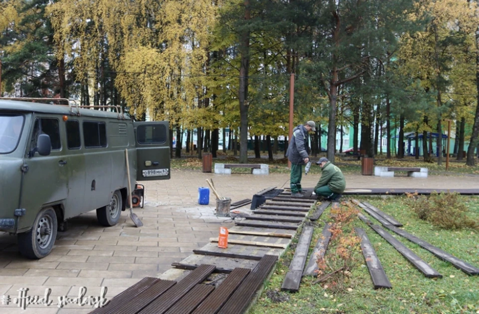 Специалисты «Зеленстроя» отремонтировали лавочки в парке Авиаторов в Смоленске. Фото: пресс-служба администрации города.