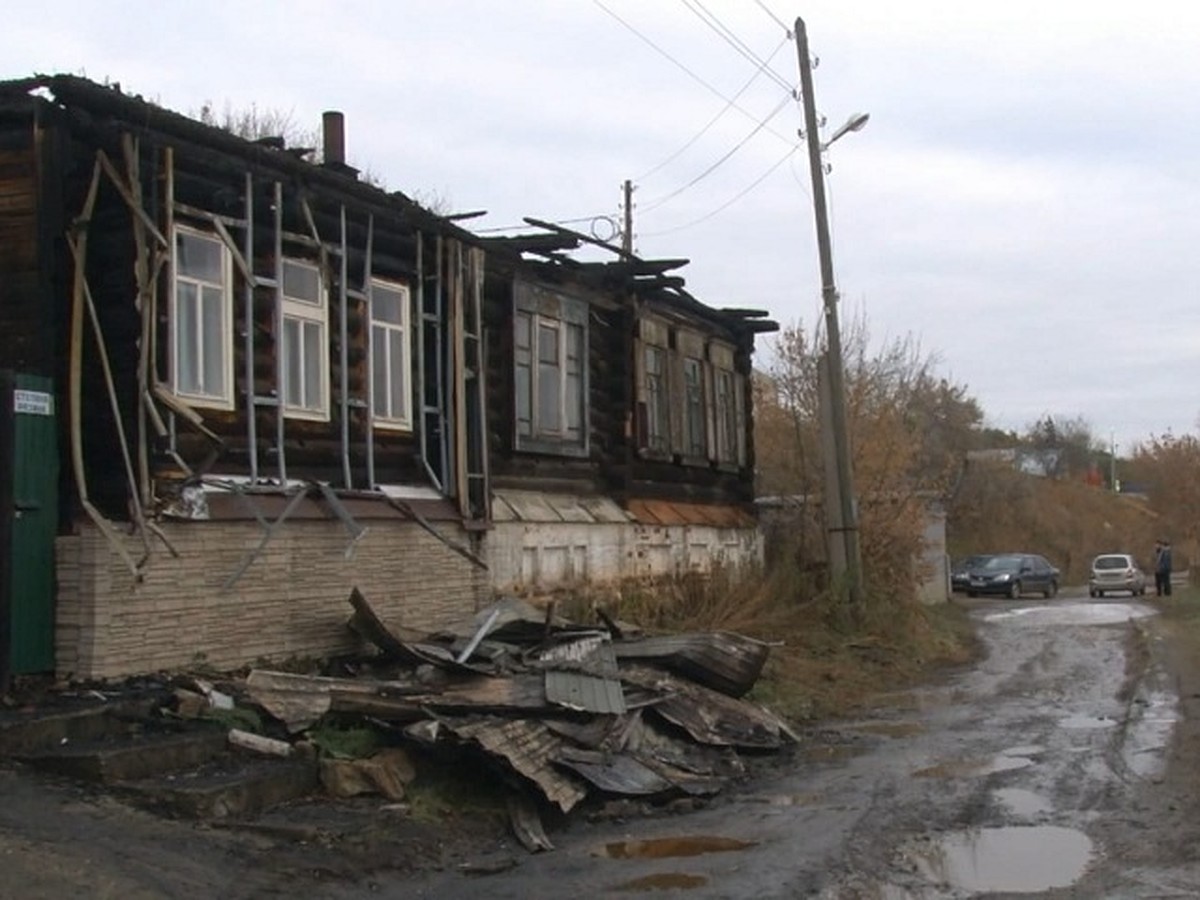 В Каменске-Уральском сотрудник ГИБДД спас из горящего дома семью с двумя  детьми - KP.RU