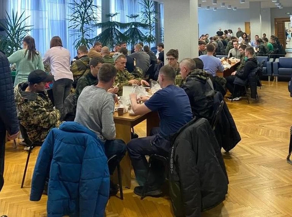 Для военнослужащих еще организовали концерт.