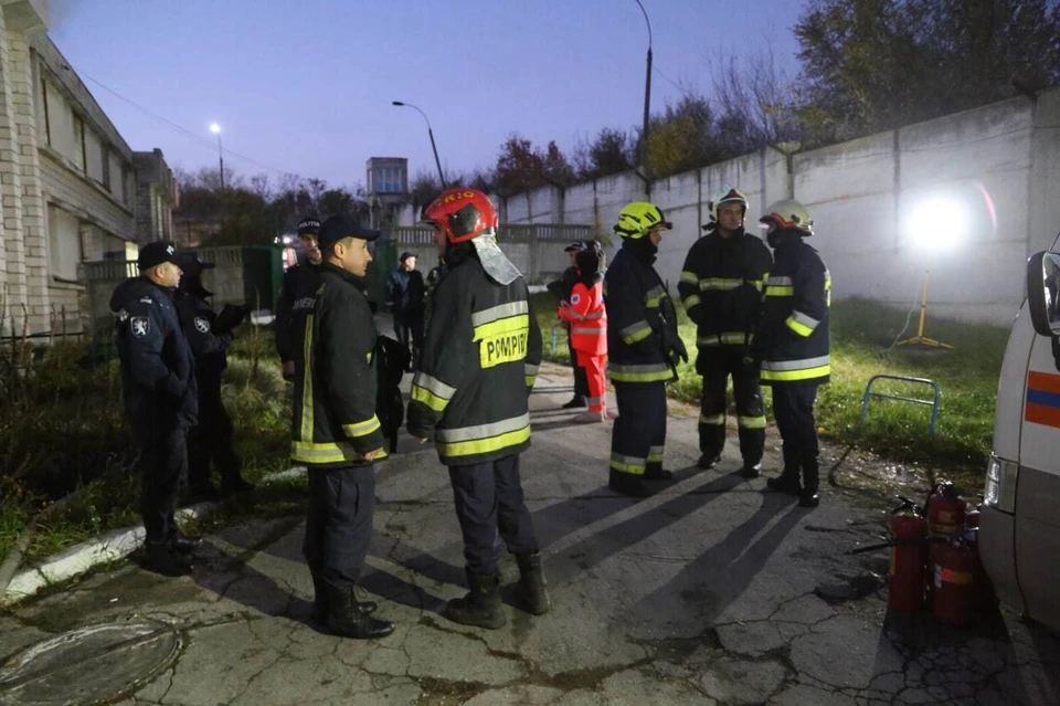 На место происшествия выехали пожарные, - бунтари подожгли матрасы. Фото: ГИЧС