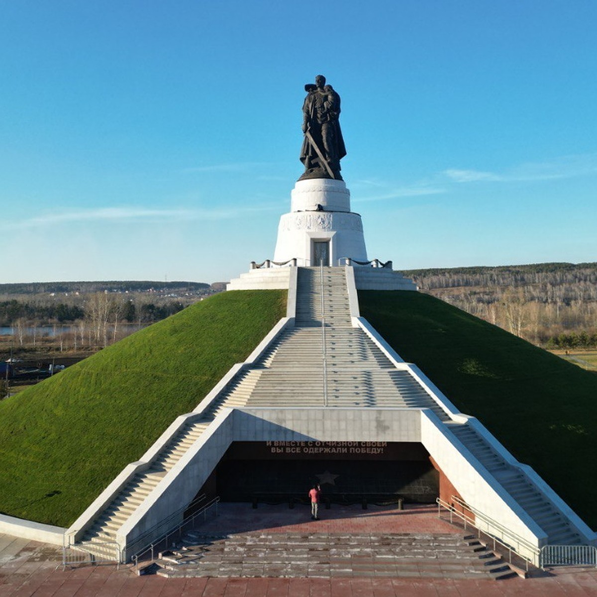 Кузбасс открывает мемориал Воину-освободителю, где установлена точная копия  памятника советскому солдату в берлинском Трептов-парке - KP.RU