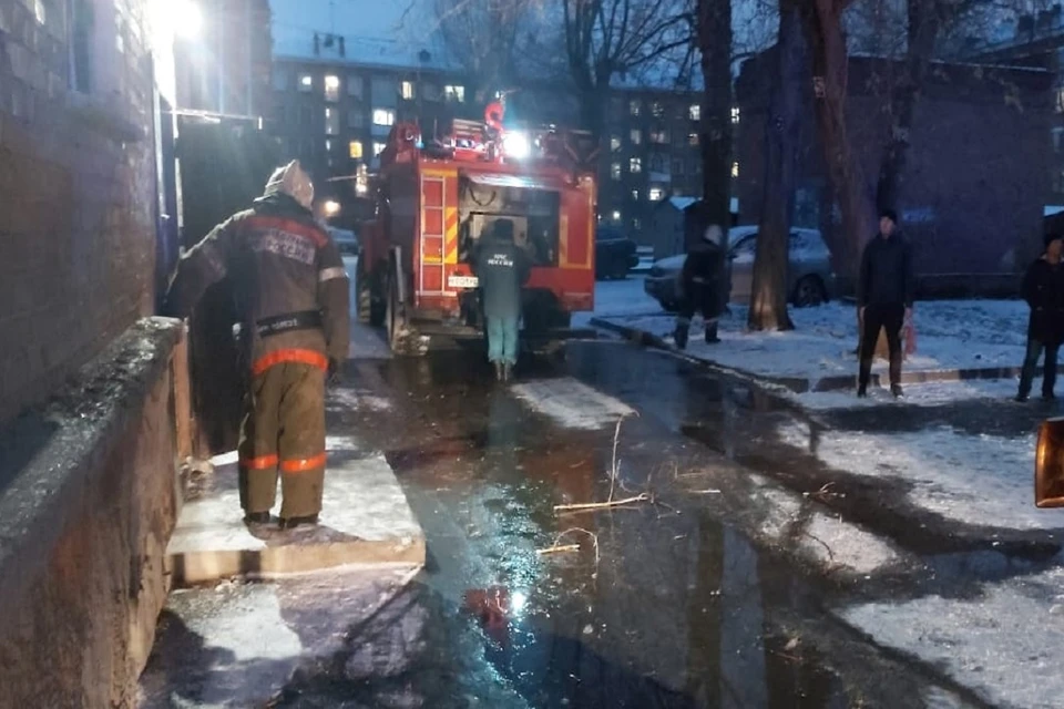 В Новосибирске на пожаре в пятиэтажке погибла женщина. Фото: ГУ МЧС НСО.