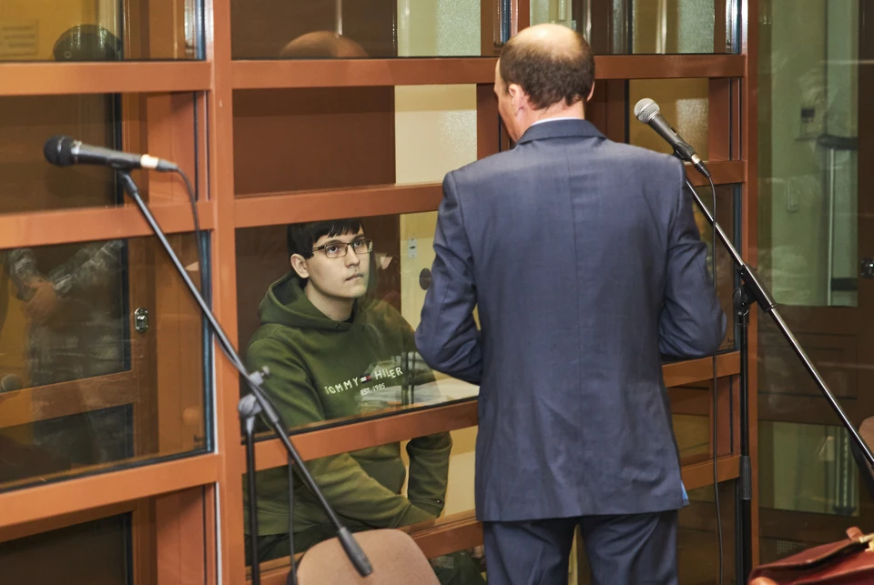 Бекмансуров сказал, что вину во всех инкриминируемых ему деяниях признает полностью
