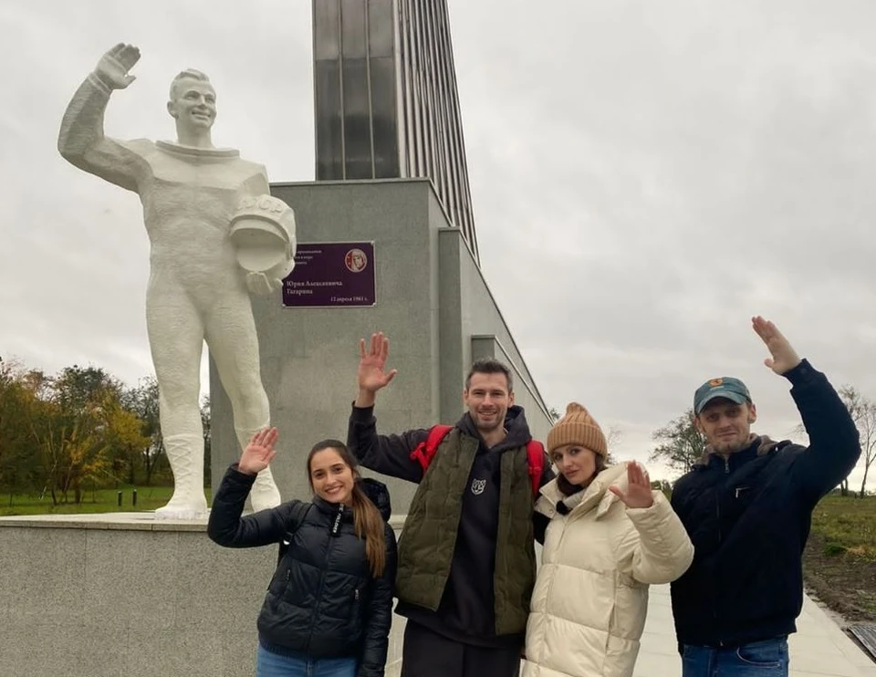 Поехали 1. Ведущие Саратовского телевидения фото. Съёмки фильм 10 на 10. Экипаж отдыхает от съемок. Телеканал поехали ведущие.