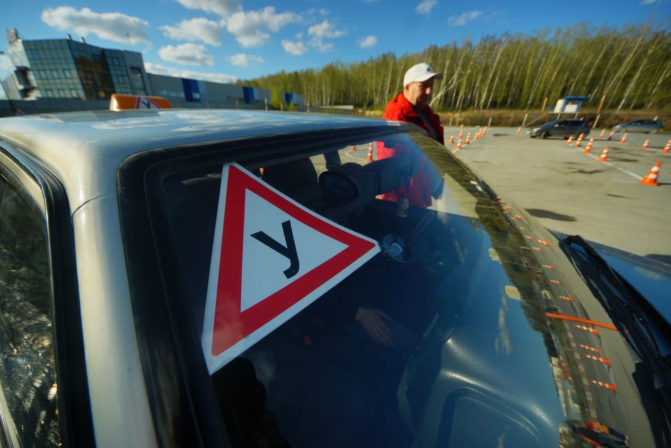 Житель Томской области дал взятку неизвестному за экзамен в автошколе.