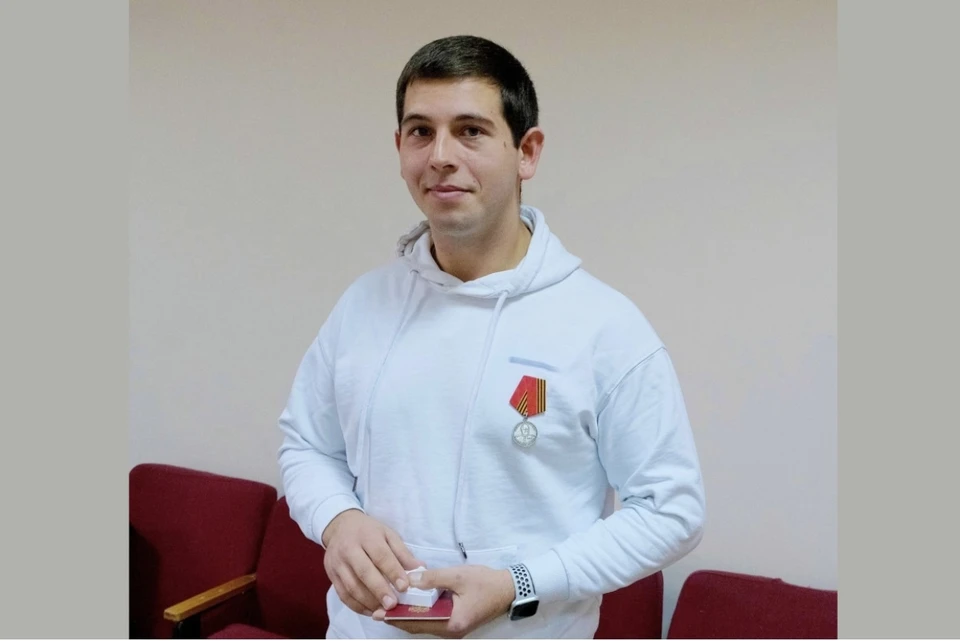 Награда была вручена бойцу уже дома - в Кимрах. Фото: VK/ Кимры Сегодня