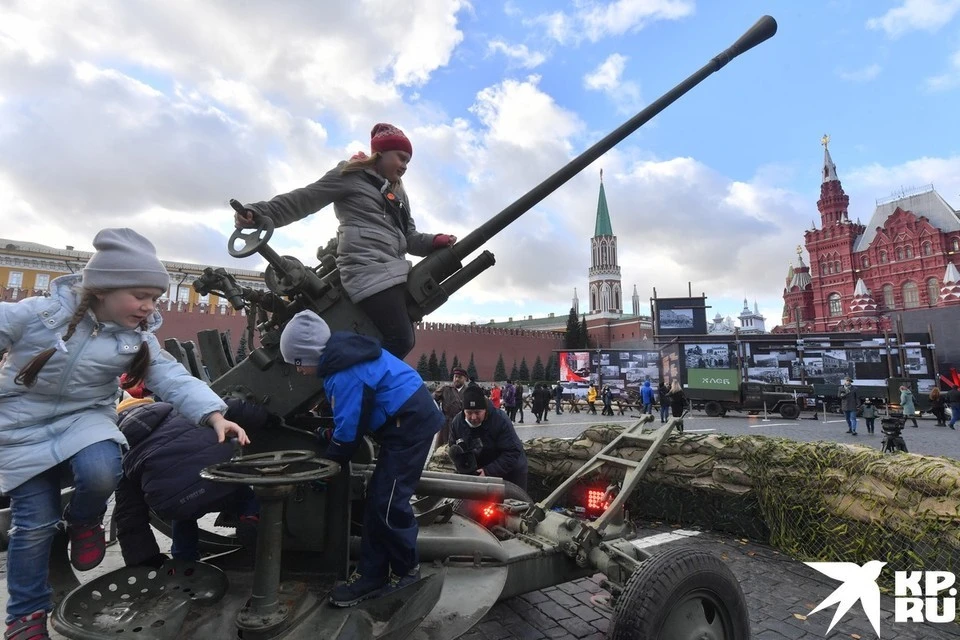 Мероприятия в москве 7 ноября. Военная техника на красной площади. Выставка военной техники. Интерактивный музей на красной площади. Выставка техники на красной площади.