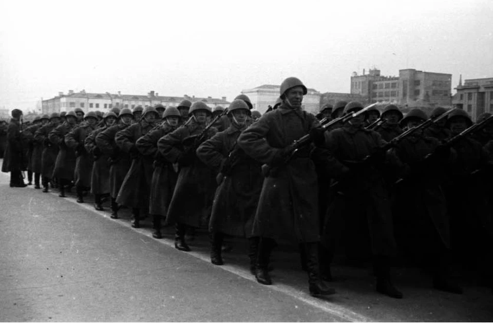 Участники военного парада 7 ноября 1941 года / Фото: фотоархив ЦГАСО