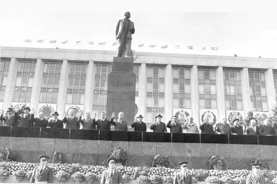 Вожди, стоявшие на трибуне, в любой момент могли отлучиться по необходимости или по другим срочным делам.