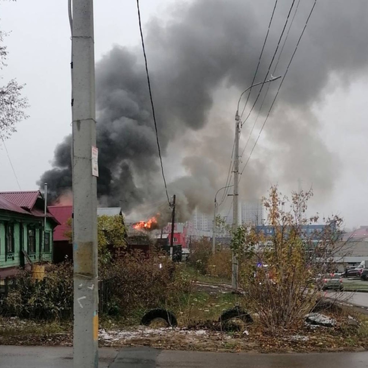 Частный дом вспыхнул в районе площади Комсомольской в Нижнем Новгороде 7  ноября - KP.RU