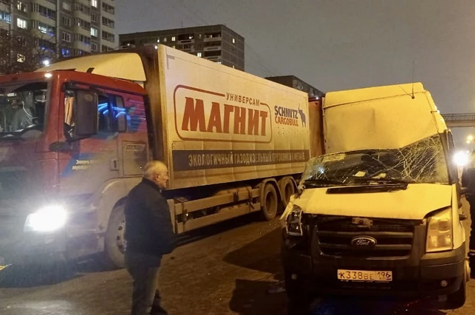 Водитель автобуса хотел обогнать грузовик Фото: ГИБДД Екатеринбурга