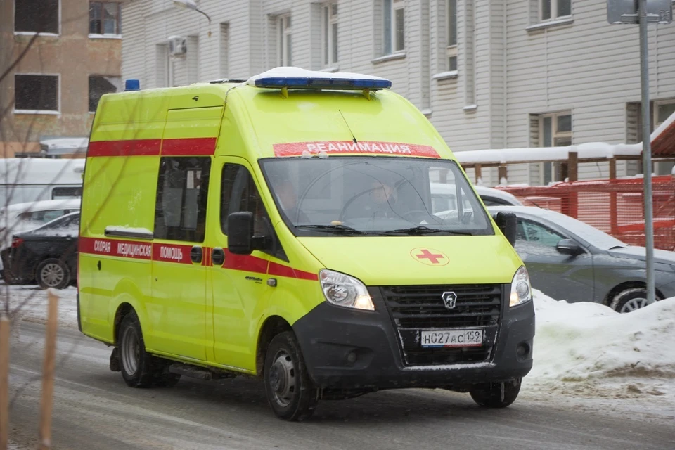 Под Новосибирском пенсионер на кроссовере сбил мать с двумя детьми на пешеходном переходе.