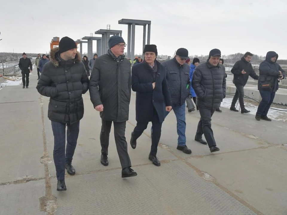 Губернатор Александр Бурков (второй слева) во время инспекции строящегося Красногорского водонапорного гидроузла. Фото: omskportal.ru