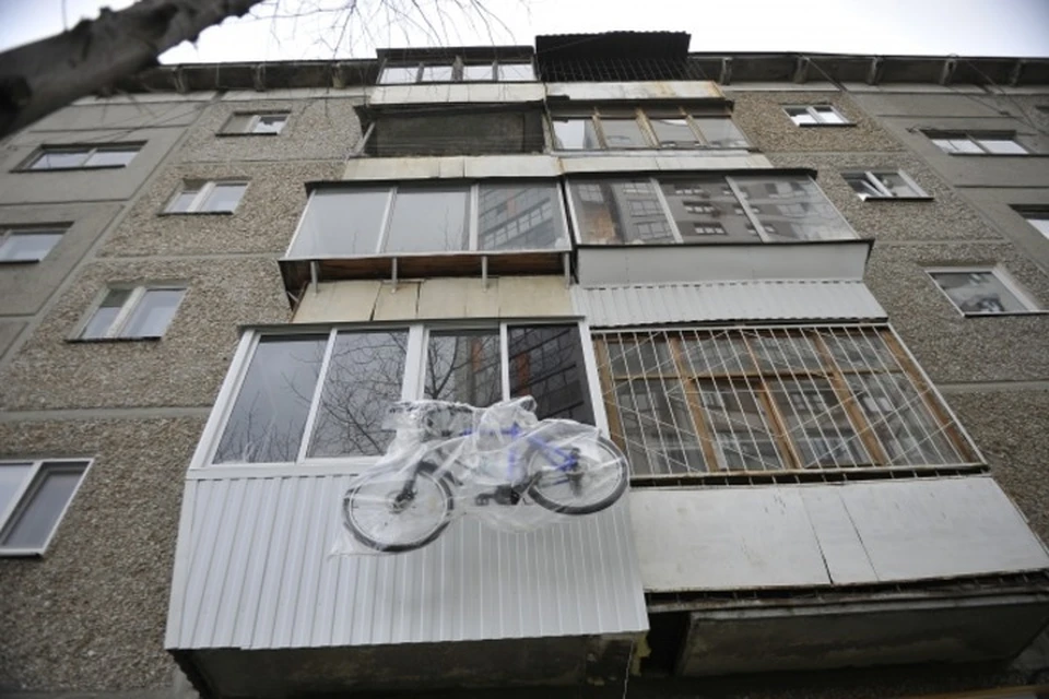 К нему приехал мужчина, все замерил и попросил внести предоплату в размере ста тысяч рублей.
