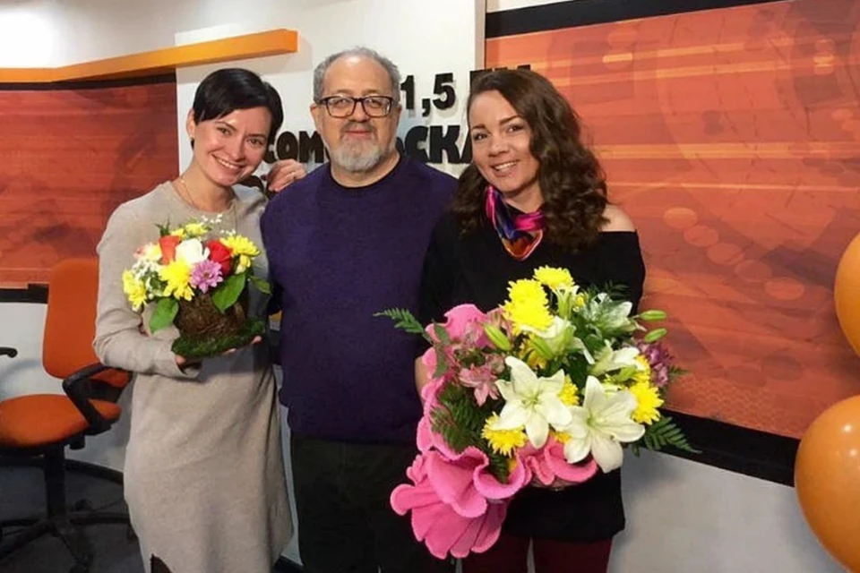 Ведущие Евгения Дмитриева и Наталья Кравченко с профессором Станиславом Гольдфарбом.