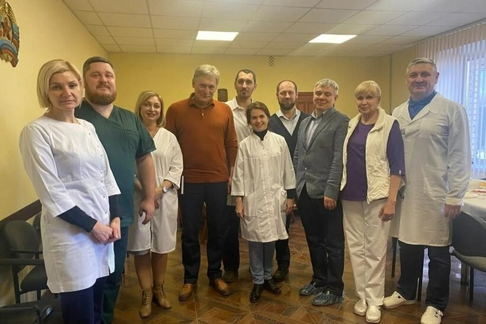 Дмитрий Песков (четвертый слева) посетил Луганскую республиканскую клиническую больницу. Фото: МЗ ЛНР