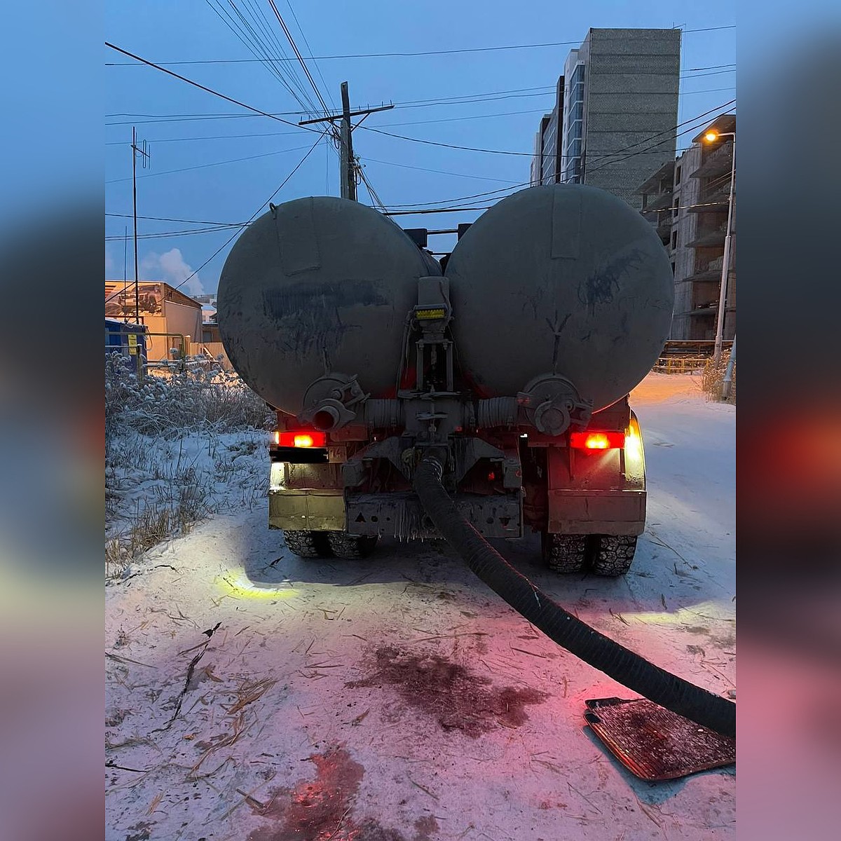 В Якутске поймали еще одного водителя, сливавшего фекальные воды в  неположенном месте - KP.RU