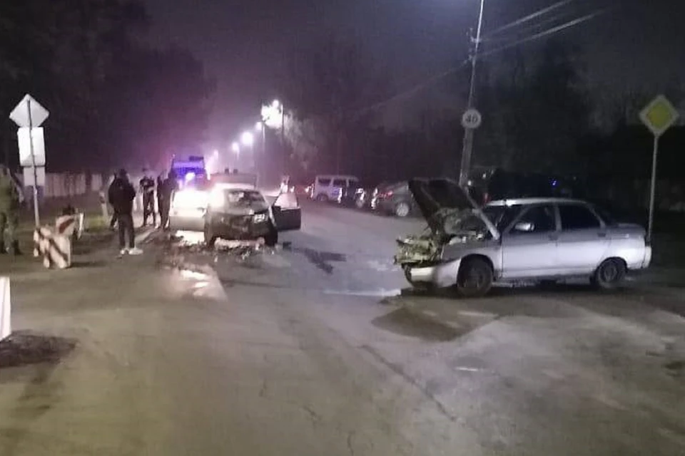 В Морозовске лоб в лоб столкнулись два отечественных автомобиля. Фото: ГИБДД по РО.