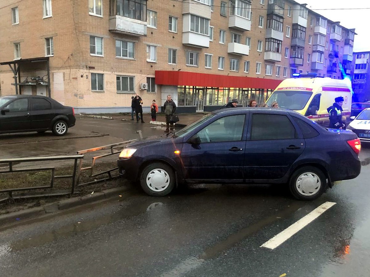 В Твери на проспекте Николая Корыткова автомобиль врезался в придорожное  ограждение - KP.RU