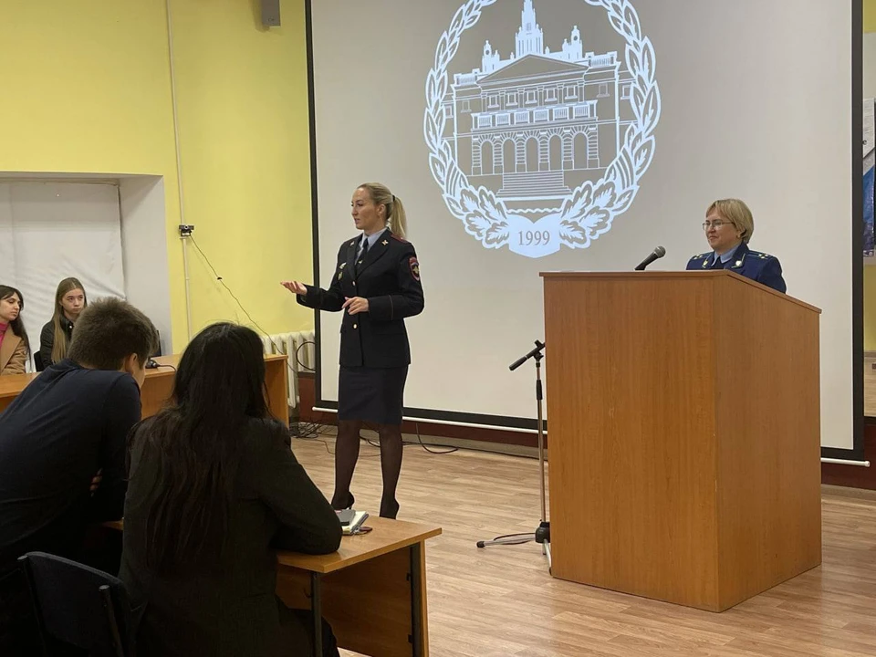 Во время лекции-беседы присутствующим продемонстрировали видео антинаркотической направленности. Фото: ТК Полиция Севастополя